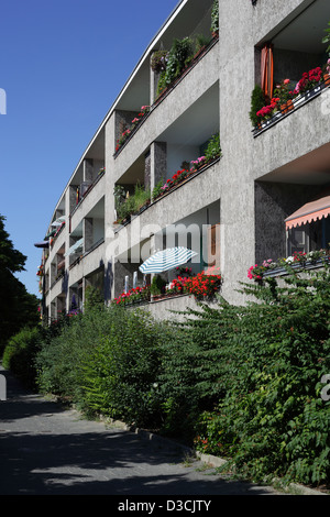 Berlin, Allemagne, appartement maison avec un balcon en face de l'Hufeisensiedlung Banque D'Images
