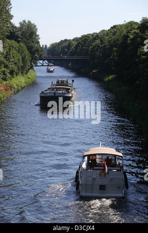 Berlin, Allemagne, de bateaux et d'un cargo sur le canal de Teltow Banque D'Images