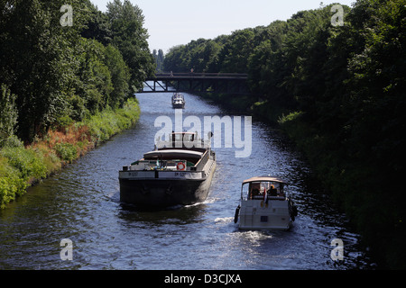 Berlin, Allemagne, de bateaux et d'un cargo sur le canal de Teltow Banque D'Images