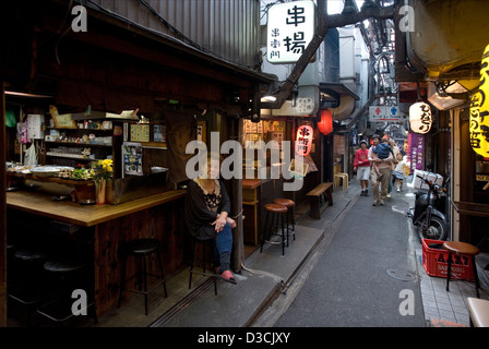 Inchangé depuis 1950 une ruelle étroite appelée Omoide Yokocho, ou Memory Lane, à Shinjuku, Tokyo est remplie de petits restaurants Banque D'Images