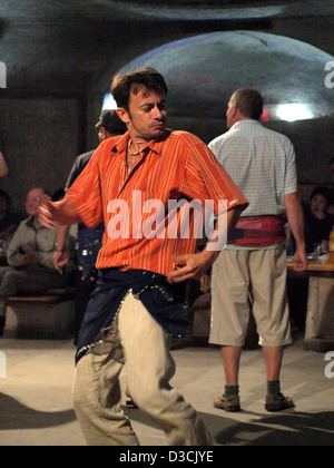 Tourisme de l'Ouest au cours de danse Nuit Turque show de danses traditionnelles dans la région de Cappadoce, Turquie. Banque D'Images