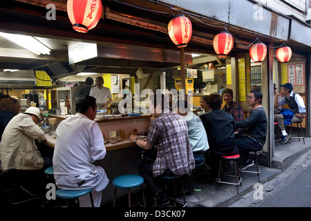 Inchangé depuis 1950 une ruelle étroite appelée Omoide Yokocho, ou Memory Lane, à Shinjuku, Tokyo est remplie de petits restaurants Banque D'Images