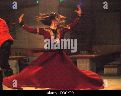 Woman dancing Nuit Turque show de danses traditionnelles dans la région de Cappadoce, Turquie. Banque D'Images