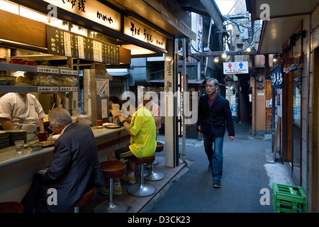 Inchangé depuis 1950 une ruelle étroite appelée Omoide Yokocho, ou Memory Lane, à Shinjuku, Tokyo est remplie de petits restaurants Banque D'Images