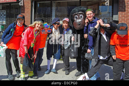 Purim dans quartier Park Brooklyn New York les garçons juifs s'habillent de costumes pour la maison de Pourim. Banque D'Images