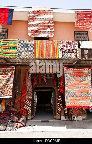 Tapis à vendre au souk, Marrakech, Maroc Banque D'Images