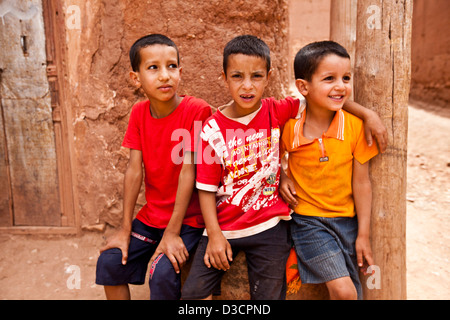 Portrait de trois garçons dans village Berbère, Marrakech, Maroc Banque D'Images