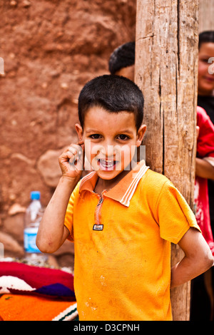 Garçon dans village Berbère, Marrakech, Maroc Banque D'Images