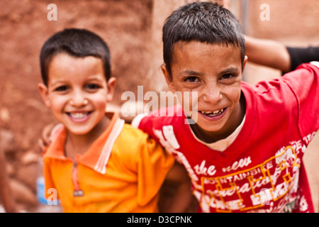 Portrait de deux garçons dans village Berbère, Marrakech, Maroc Banque D'Images