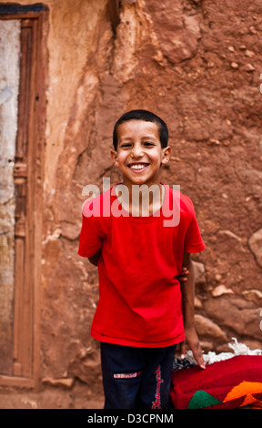 Garçon dans village Berbère, Marrakech, Maroc Banque D'Images