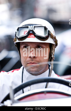 Homme portant des lunettes et casque de course, voiture de course Mille Miglia, Italie, 2008 Banque D'Images