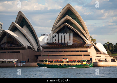 Le port de Sydney Manly Ferry "Lady Northcott' en passant en face de l'Opéra de Sydney Sydney, Australie Banque D'Images