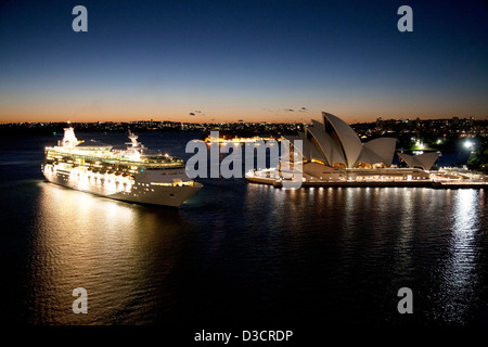 Rhapsody of the Seas, navire de croisière passant de l'Opéra de Sydney Sydney Australie au lever du soleil Banque D'Images