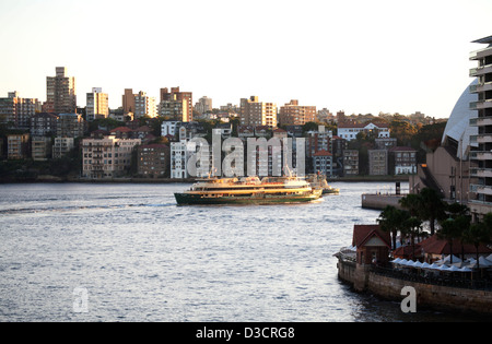 La lumière du matin les captures Manly Ferry 'Collaroy' passant l'Opéra de Sydney Sydney, Australie Banque D'Images