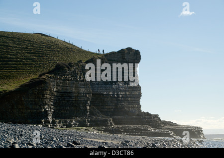 Couple on pointe Lias falaises calcaires, MCG Nash, la côte du Glamorgan, Vale of Glamorgan, Pays de Galles, Royaume-Uni. Banque D'Images