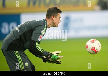 Le gardien Diego Benaglio Wolfsburg joue la balle au cours de la Bundesliga match de foot entre VfL Wolfsburg et le Bayern Munich, à l'Arène de Volkswagen à Wolfsburg, Allemagne, 15 février 2013. Photo : Sebastian Kahnert Banque D'Images