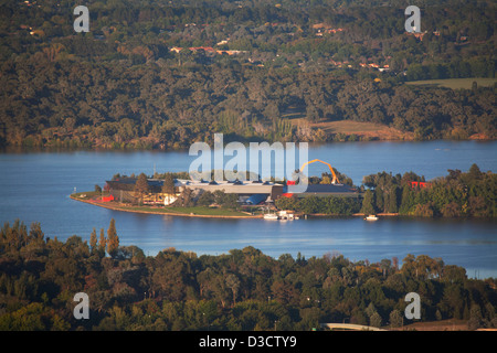 Vue aérienne du Musée national de l'Australie sur les rives du lac Burley Griffin Canberra Australie Banque D'Images