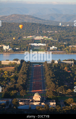 Début de matinée de la montgolfière au-dessus du lac Burley Griffin près de la fin de l'Anzac Parade Canberra Australie Banque D'Images