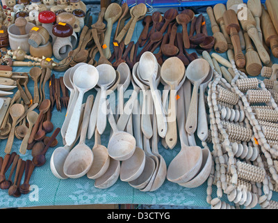 Outils de cuisine en bois Maison à vendre sur le marché letton Banque D'Images
