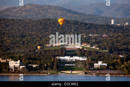 Vol en montgolfière sur le lac Burley Griffin avec le Parlement Chambre sur la colline dans l'arrière-plan Canberra Australie Banque D'Images