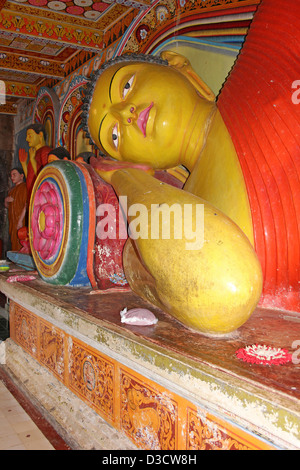 Bouddha couché Temple Isurumuniya, Sri Lanka Banque D'Images