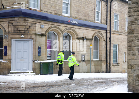 Deux officiers britanniques patrouillant dans ramsbottom, Lancashire, Angleterre Banque D'Images