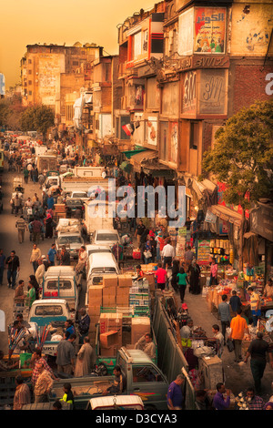 Khan el-Khalili (arabe : خان) الخليلي‎ au coucher du soleil. Il s'agit d'un grand souk dans le quartier islamique du Caire, Egypte Banque D'Images