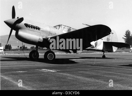 Le Curtiss P-40E Warhawk, qui fait partie de la collection Charles M. Daniels, est un avion de chasse bien connu de la seconde Guerre mondiale. Il a été largement utilisé par les forces aériennes de l'armée américaine dans le Pacifique et l'Afrique du Nord, reconnu pour son nez de requin bien particulier Banque D'Images