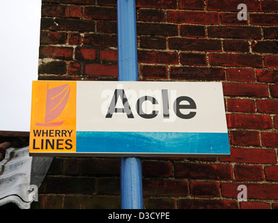 Un signe pour l'ACLE gare sur le Wherry Lignes à Acle, Norfolk, Angleterre, Royaume-Uni, UK. Banque D'Images