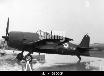 Cette photographie de la collection Charles M. Daniels montre le Grumman F6F Hellcat, un avion de chasse à porte-avions utilisé par la marine américaine pendant la IIe Guerre mondiale. Le Hellcat était connu pour son efficacité au combat, en particulier sur le théâtre du Pacifique, où il a contribué à la victoire contre les forces japonaises. Banque D'Images