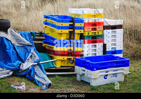 Une vue sur des piles de boîtes de poisson utilisé par les pêcheurs côtiers à Caister-on-Sea, Norfolk, Angleterre, Royaume-Uni. Banque D'Images