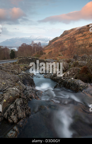 Ashness Pont packhorse, Winter sunshine Banque D'Images