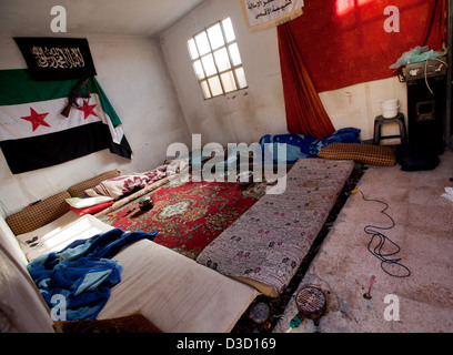 L'Armée syrienne libre les jeunes soldats participent à un camp d'entraînement en Syrie. Leurs âges varient de 14 à 18 et ils passent plusieurs semaines. Banque D'Images