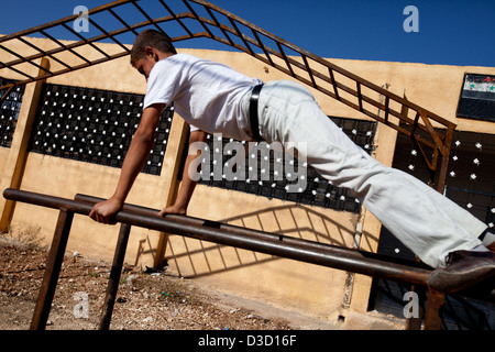 L'Armée syrienne libre les jeunes soldats participent à un camp d'entraînement en Syrie. Leurs âges varient de 14 à 18 et ils passent plusieurs semaines. Banque D'Images