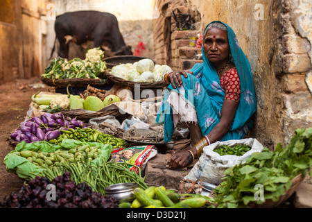 Portrait d'une femme âgée dans un marché aux légumes, Varanasi, Inde Banque D'Images