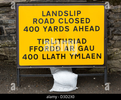 Glissement road closed sign en anglais et gallois, Cardiff, Pays de Galles, Royaume-Uni Banque D'Images