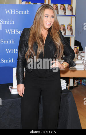 L'Essex, Royaume-Uni. 16 février 2013. TOWIE & Dancing on Ice star Lauren Goodger signe des exemplaires de son nouveau livre 'Secrets d'Essex girl' à WH Smith, le centre commercial Liberty, Romford, Essex, Royaume-Uni. Crédit : Ben Recteur/Alamy Live News Banque D'Images
