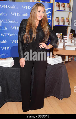 L'Essex, Royaume-Uni. 16 février 2013. TOWIE & Dancing on Ice star Lauren Goodger signe des exemplaires de son nouveau livre 'Secrets d'Essex girl' à WH Smith, le centre commercial Liberty, Romford, Essex, Royaume-Uni. Crédit : Ben Recteur/Alamy Live News Banque D'Images