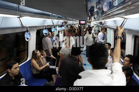 Dubaï, Émirats Arabes Unis, les gens dans un compartiment du métro de Dubaï Banque D'Images