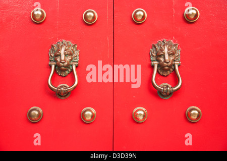 Close up of lion-boutons sur une porte du temple chinois Banque D'Images