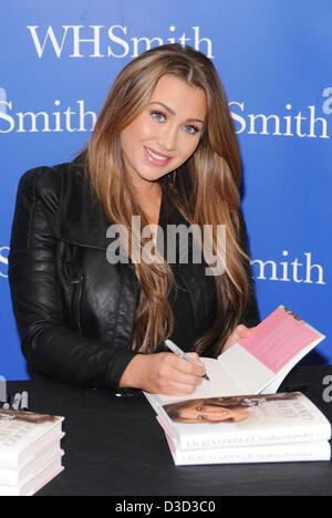 L'Essex, Royaume-Uni. 16 février 2013. TOWIE & Dancing on Ice star Lauren Goodger signe des exemplaires de son nouveau livre 'Secrets d'Essex girl' à WH Smith, le centre commercial Liberty, Romford, Essex, Royaume-Uni. Crédit : Ben Recteur/Alamy Live News Banque D'Images