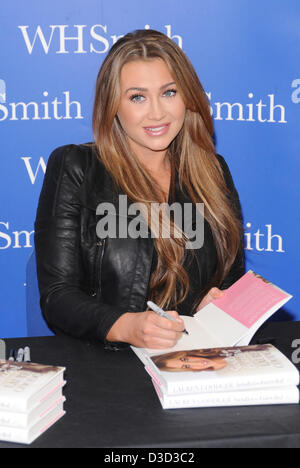 L'Essex, Royaume-Uni. 16 février 2013. TOWIE & Dancing on Ice star Lauren Goodger signe des exemplaires de son nouveau livre 'Secrets d'Essex girl' à WH Smith, le centre commercial Liberty, Romford, Essex, Royaume-Uni. Crédit : Ben Recteur/Alamy Live News Banque D'Images