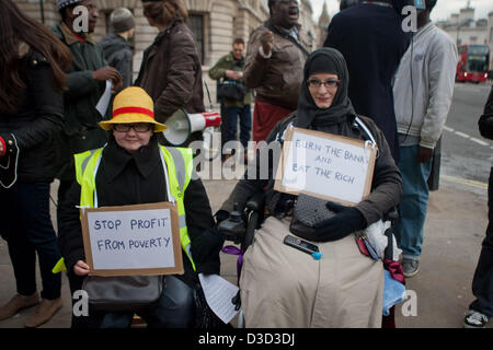 Les femmes portent des pancartes à l'extérieur d'action contre la pauvreté de carburant du ministère de l'énergie et du changement climatique dans la région de Whitehall, Londres, Royaume-Uni, 16 février 2013 Banque D'Images