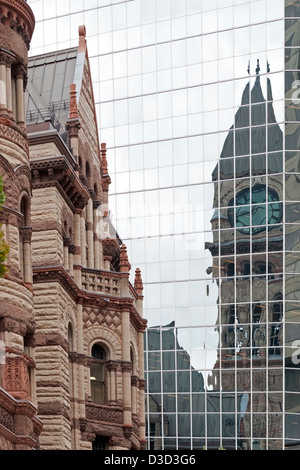 L'ancien hôtel de ville de Toronto vieille réflexion nouveau drapeau Canada Banque D'Images