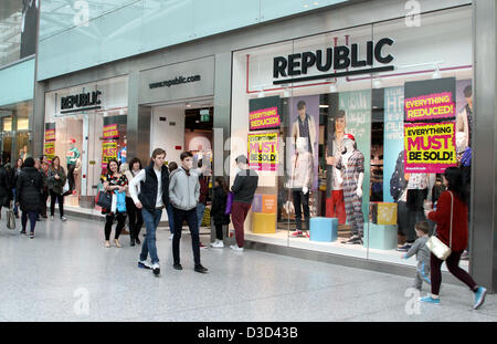 L'Essex, Royaume-Uni. 16 février 2013. Vente de liquidation massive en cours au magasin République la liberté à Romford, Essex centre commercial. High Street Fashion brand, république, a annoncé qu'ils avaient été consacrés à l'administration le mercredi 13 févr. 2013 avec Ernst & Young nommé administrateur de la chaîne, qui emploie plus de 2000 personnes et possède 121 magasins. Photo par Keith Mayhew/Alamy Live News Banque D'Images