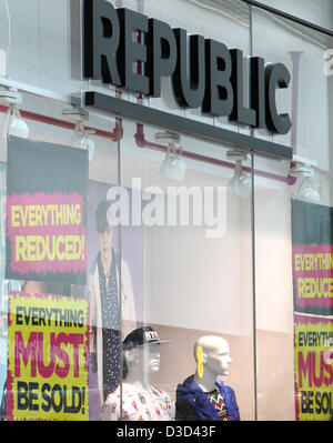 L'Essex, Royaume-Uni. 16 février 2013. Vente de liquidation massive en cours au magasin République la liberté à Romford, Essex centre commercial. High Street Fashion brand, république, a annoncé qu'ils avaient été consacrés à l'administration le mercredi 13 févr. 2013 avec Ernst & Young nommé administrateur de la chaîne, qui emploie plus de 2000 personnes et possède 121 magasins. Photo par Keith Mayhew/Alamy Live News Banque D'Images