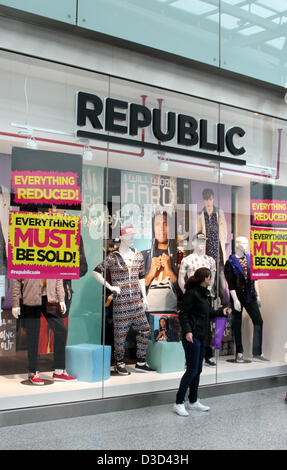 L'Essex, Royaume-Uni. 16 février 2013. Vente de liquidation massive en cours au magasin République la liberté à Romford, Essex centre commercial. High Street Fashion brand, république, a annoncé qu'ils avaient été consacrés à l'administration le mercredi 13 févr. 2013 avec Ernst & Young nommé administrateur de la chaîne, qui emploie plus de 2000 personnes et possède 121 magasins. Photo par Keith Mayhew/Alamy Live News Banque D'Images