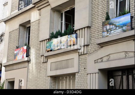 Peintures exposées sur balcon, Montmartre, Paris, France. Banque D'Images