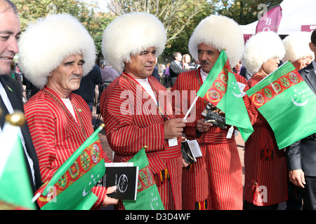 Paris, France, les hommes de Tchétchénie en costume national Banque D'Images