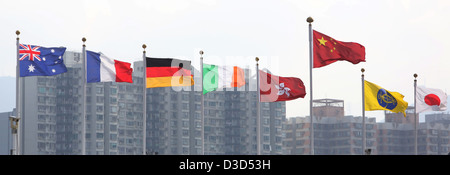 Hong Kong, Chine, divers pays drapeaux dans le vent Banque D'Images